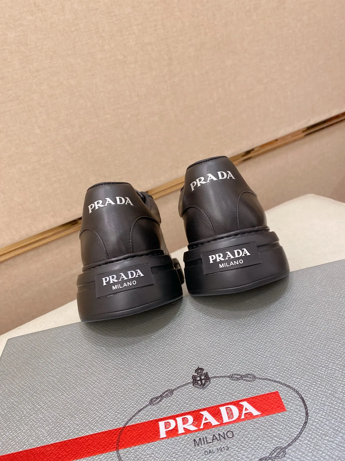 Men's shoes 💰 580💰 ✔️✔️✔️High version High-quality new PRADA (Prada) counters are launched simultaneously, new men's shoes, 😘fabrics are selected from first-layer cowhide fabrics. Lining: Imported cowhide leather lining. 👍🏿High-end☄️Open-molded non-slip rubber outsole, exquisite lines, simple and elegant, comfortable and high-end for leisure travel. Code number: 38 to 45